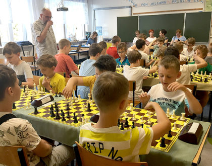 Turniejowe zmagania szachistów z pięciu szkół podstawowych