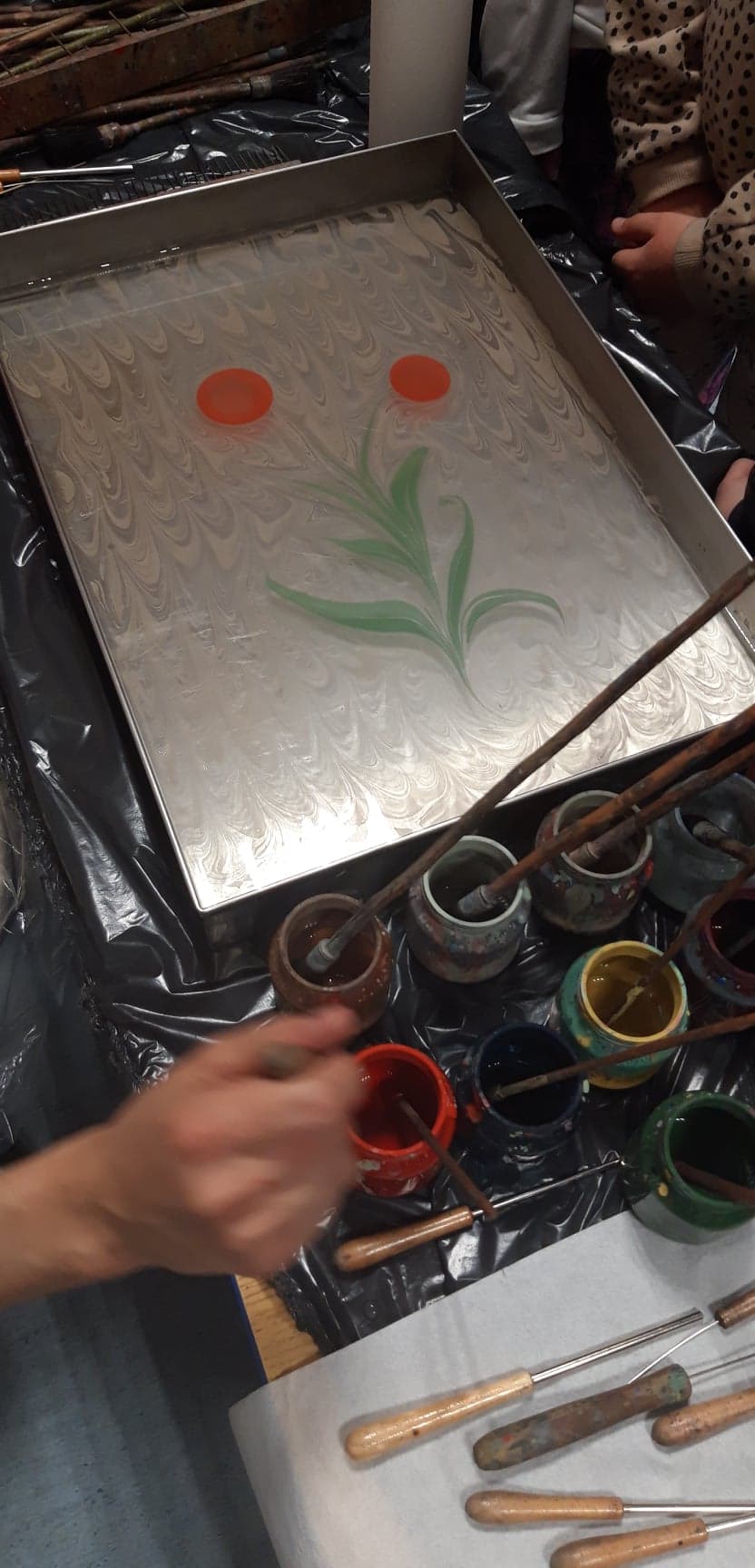 Malowanie techniką Ebru w kl. 1b
