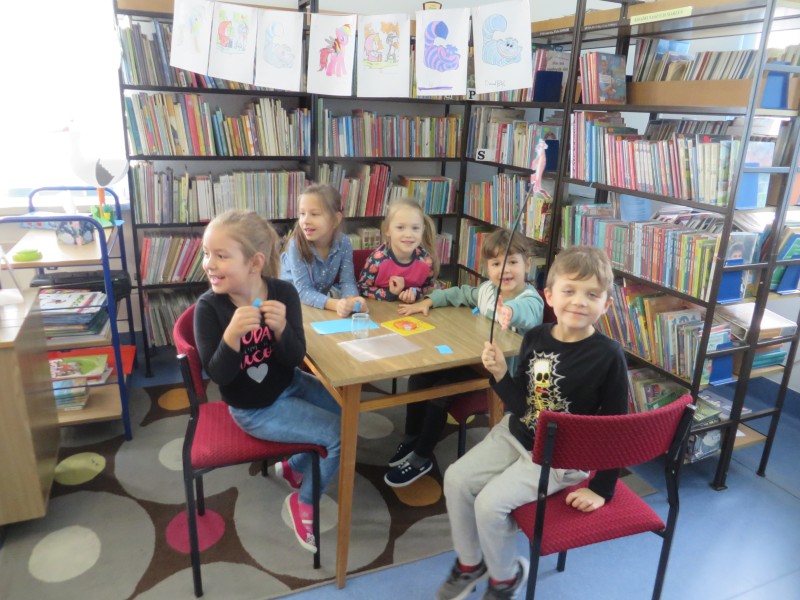 „ Międzynarodowy Dzień Postaci z Bajek” w bibliotece szkolnej.