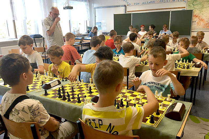 Turniejowe zmagania szachistów z pięciu szkół podstawowych
